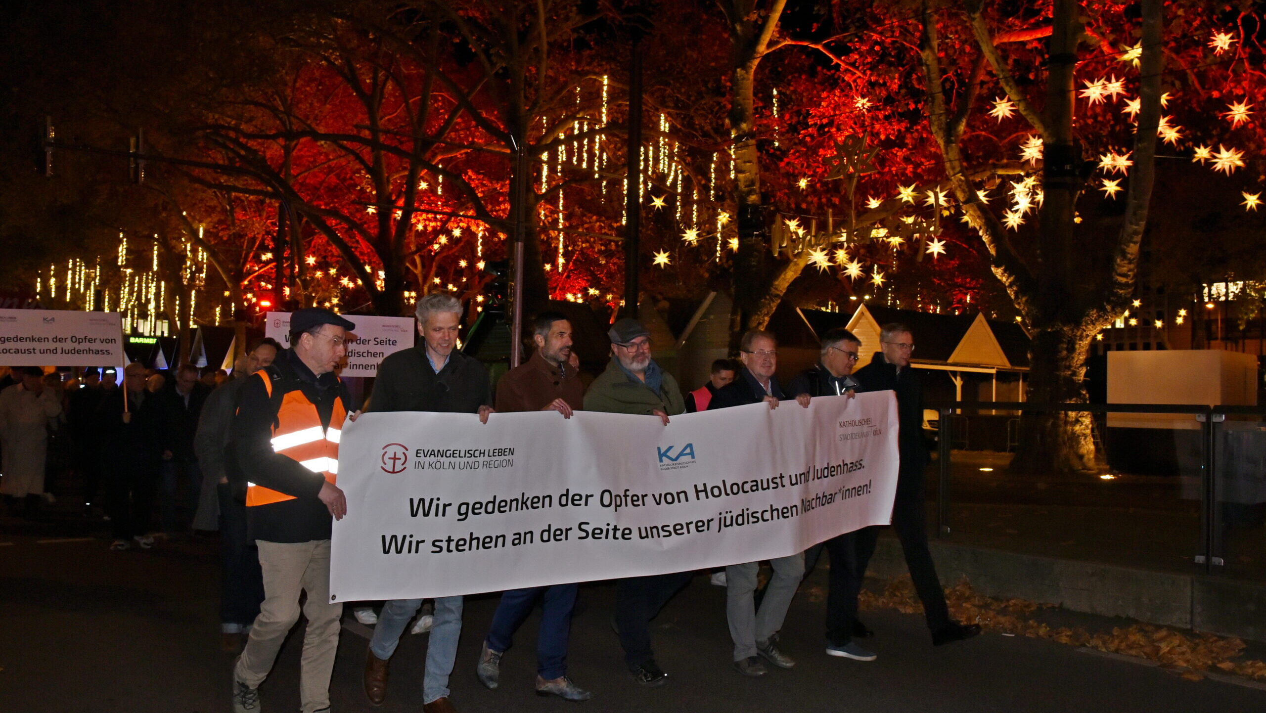 Du betrachtest gerade Gemeinsames Gedenken in Köln: Mehr als 200 Menschen setzen Zeichen gegen Antisemitismus