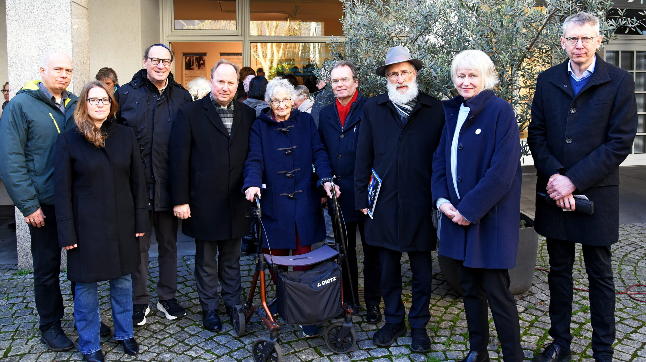 Mehr über den Artikel erfahren Erinnern an die Opfer der Shoa: Gedenkstunde am Löwenbrunnen und Gedenkveranstaltung in der Antoniterkirche