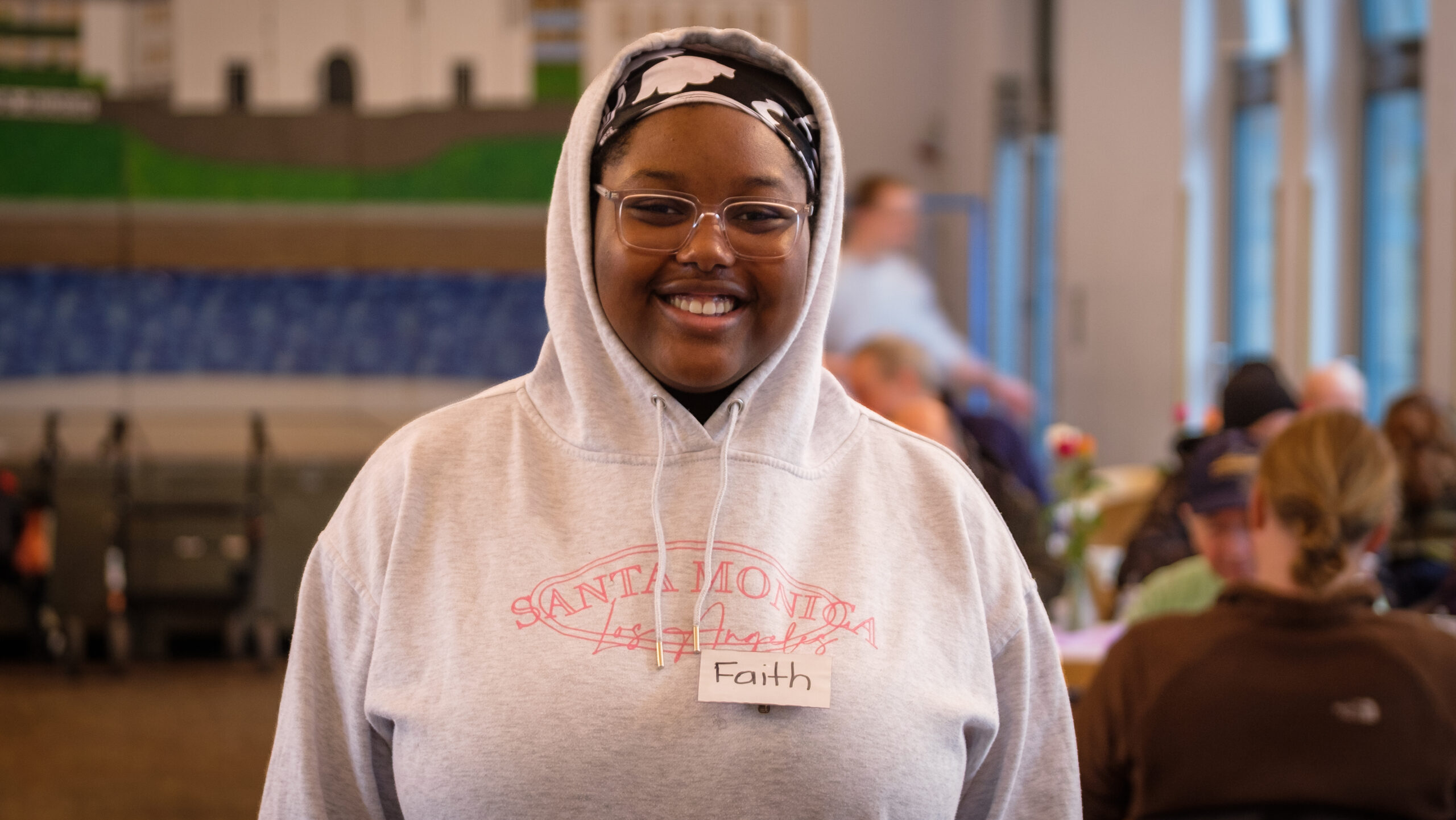 Du betrachtest gerade Diakoniespende 2025/2026 – Faith Gadzedzo (17) hilft ehrenamtlich beim Kölner Obdachlosenfrühstück