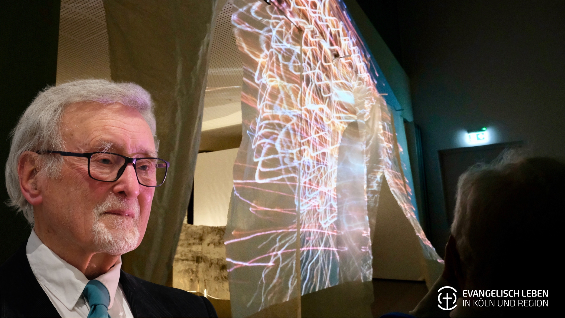 Du betrachtest gerade „Papier trifft Feuer, Licht und Klang“ –Wolfgang Heuwinkel eröffnet Ausstellung in der Erlöserkirche Weidenpesch