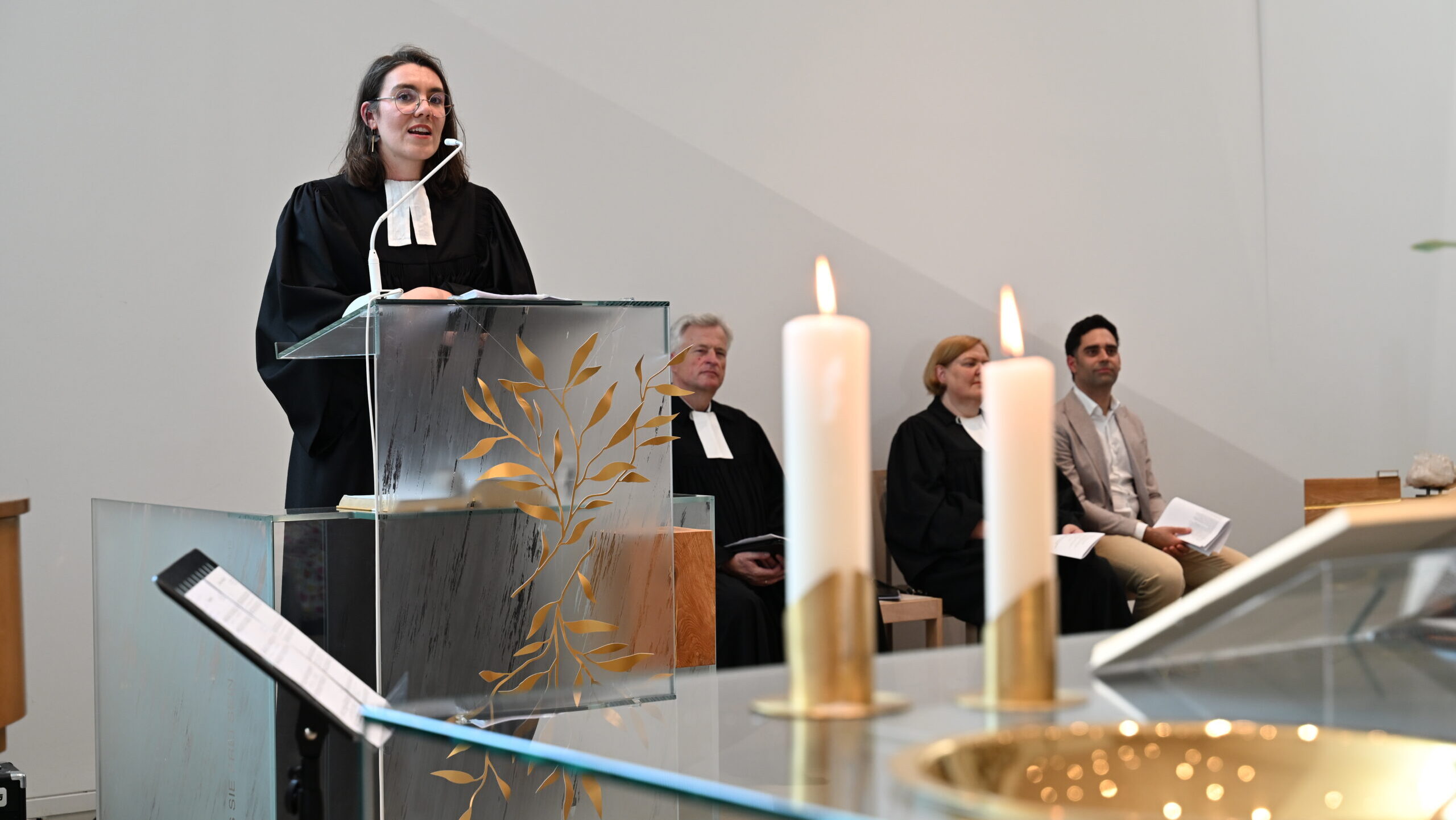 Mehr über den Artikel erfahren „Gott und die Menschen sind gemeinsam unterwegs“: Johanna Menzemer feierlich ordiniert