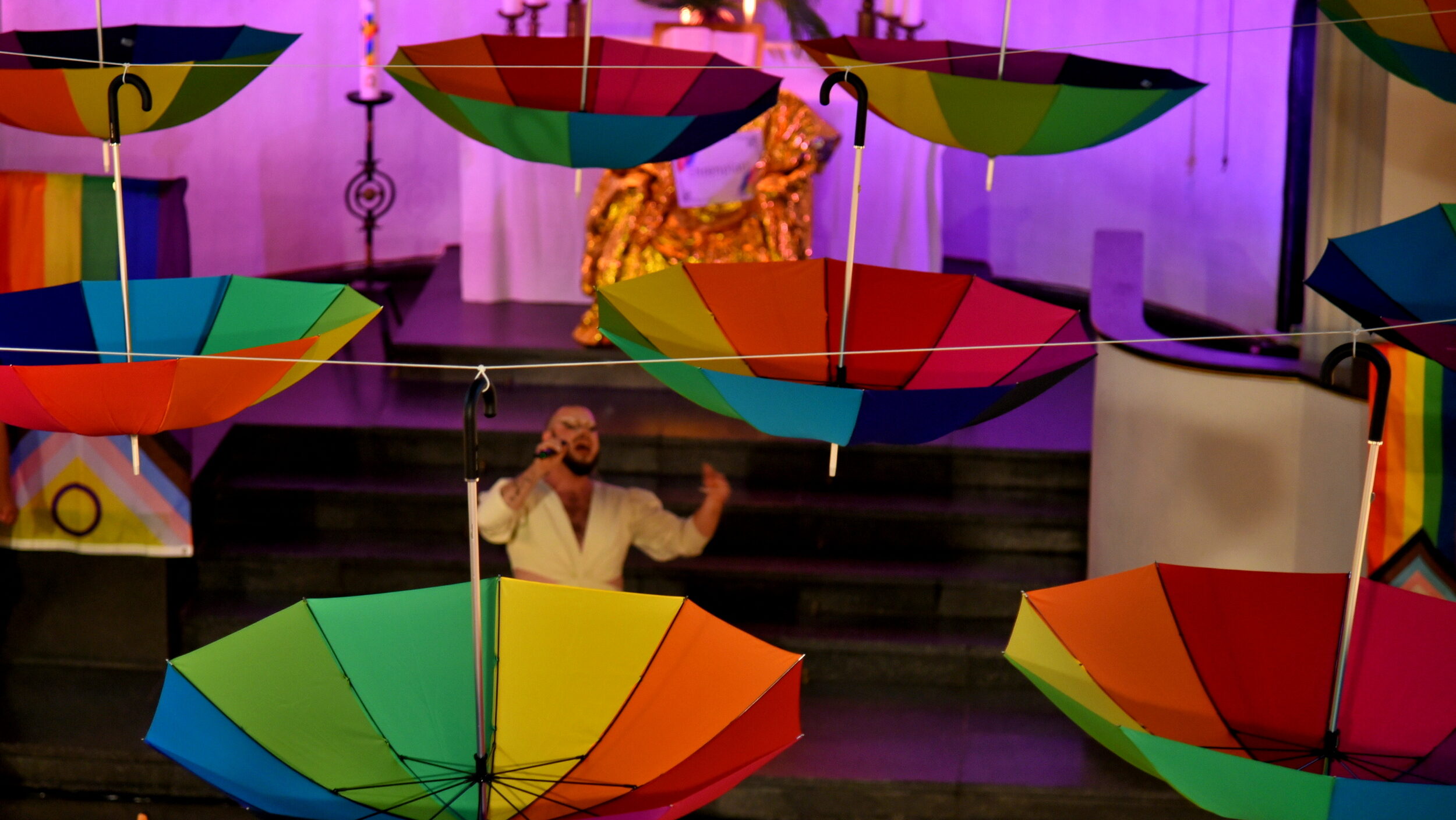 Mehr über den Artikel erfahren „Der Segen gehört allen Menschen“ – Queerer Gottesdienst zum CSD in der St. Johannes-Kirche