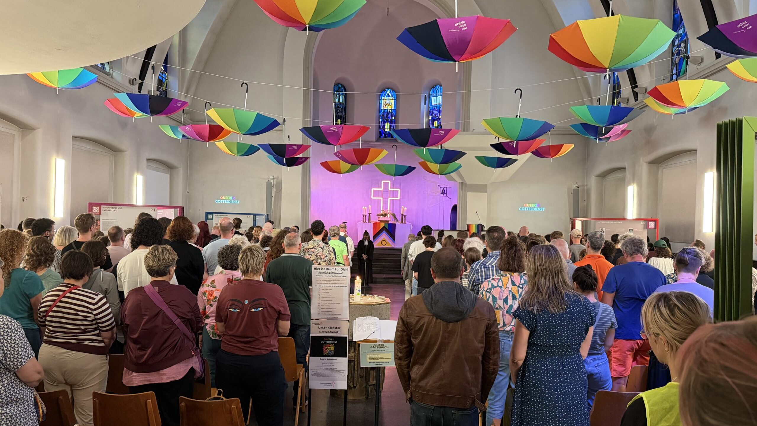 Du betrachtest gerade „Die, die hassen, definieren nicht, wer wir sind“ – Queerer Gottesdienst nach Anschlag auf Berliner CSD